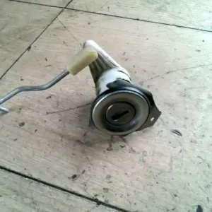 Vedd meg online FIAT PUNTO II. Bal első ajtó dugózár 5 ajtós bontott alkatrész