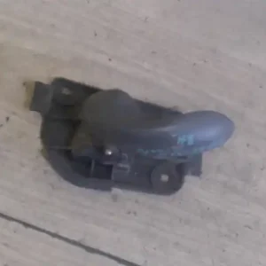 Vedd meg online FIAT PUNTO II. Bal hátsó belső kilincs 5 ajtós bontott alkatrész