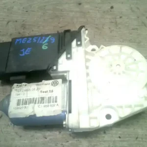 Árengedmény SEAT LEON 99- Jobb első ablakemelő motor 5 ajtós, ferdehátú bontott alkatrész