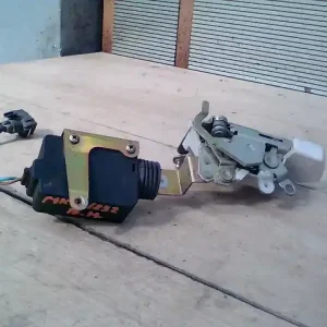 Akciós ár SKODA FELICIA 97- Bal hátsó ajtó zárszerkezet központi záras bontott alkatrész