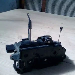 Gyors kiszállítás SKODA OCTAVIA 00-04 Bal első ajtó zárszerkezet központi záras 5 ajtós, központi záras bontott alkatrész