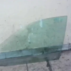 Csak ma SKODA OCTAVIA 97-00 Bal első ajtóüveg zöld (5 ajtós) bontott alkatrész