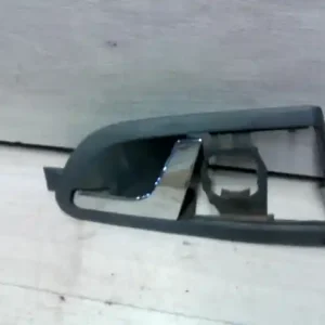 Gyors kiszállítás SKODA OCTAVIA 97-00 Bal hátsó belső kilincs 5 ajtós bontott alkatrész