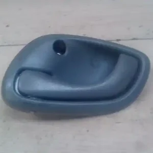 Ajánlat SUZUKI ALTO 02-09 Bal hátsó belső kilincs 5 ajtós bontott alkatrész