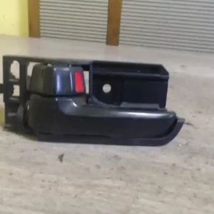 Végkiárusítás SUZUKI SWIFT 05-10 Bal hátsó belső kilincs 5 ajtós bontott alkatrész