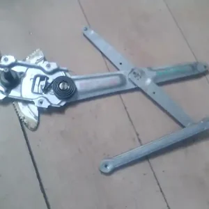 Akció SUZUKI SWIFT 05-10 Jobb első ablakemelő szerkezet mechanikus 5 ajtós bontott alkatrész