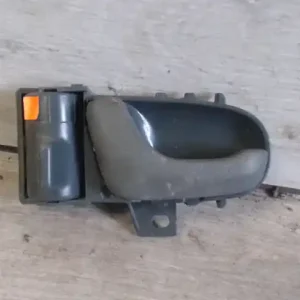 Árcsökkenés SUZUKI SWIFT 89-96 Bal első belső kilincs 5 ajtós bontott alkatrész