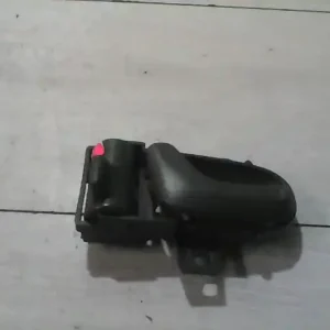 Akció SUZUKI SWIFT 89-96 Bal hátsó belső kilincs bontott alkatrész