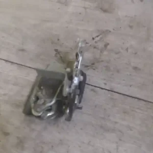 Újdonság SUZUKI SWIFT 89-96 Jobb hátsó ajtó zárszerkezet mechanikus 4 ajtós bontott alkatrész