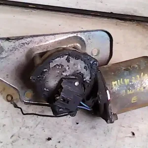 Végkiárusítás SUZUKI SWIFT 96-05 Ablaktörlő motor első 4vezetékes bontott alkatrész