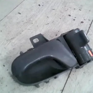 Ajánlat SUZUKI SWIFT 96-05 Bal első belső kilincs bontott alkatrész