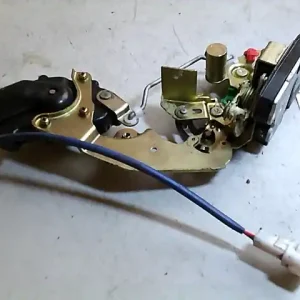 Ajánlat SUZUKI SWIFT 96-05 Bal hátsó ajtó zárszerkezet központi záras bontott alkatrész