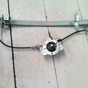 Akciós ár SUZUKI SWIFT 96-05 Bal hátsó ablakemelő szerkezet mechanikus 5 ajtós bontott alkatrész