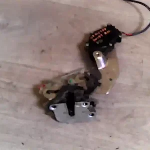 Vedd meg most SUZUKI SWIFT 96-05 Bal hátsó ajtó zárszerkezet központi záras bontott alkatrész