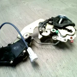 Utolsó esély SUZUKI SWIFT 96-05 Bal hátsó ajtó zárszerkezet központi záras bontott alkatrész