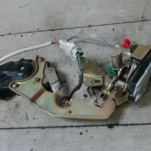 Azonnal elérhető SUZUKI SWIFT 96-05 Bal hátsó ajtó zárszerkezet központi záras bontott alkatrész