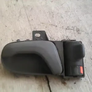 Árengedmény SUZUKI SWIFT 96-05 Bal hátsó belső kilincs bontott alkatrész