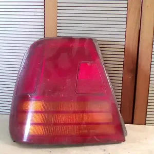 Újdonság SUZUKI SWIFT 96-05 Bal hátsó lámpa lépcsőshátú kivitel bontott alkatrész