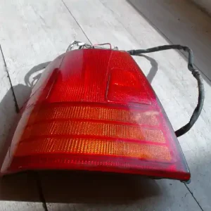 Vedd meg most SUZUKI SWIFT 96-05 Bal hátsó lámpa 4 ajtós bontott alkatrész