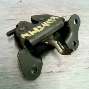 Alacsony ár SUZUKI SWIFT 96-05 Csomagtér ajtó zárszerkezet 3-5 ajtós bontott alkatrész