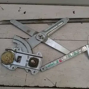 Vedd meg most SUZUKI SWIFT 96-05 Jobb első ablakemelő szerkezet mechanikus4 ajtós, ollós bontott alkatrész