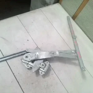 Alacsony ár SUZUKI SWIFT 96-05 Jobb első ablakemelő szerkezet mechanikus 5 ajtós bontott alkatrész