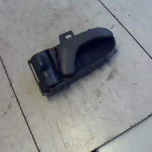 Azonnal elérhető SUZUKI SWIFT 96-05 Jobb első belső kilincs bontott alkatrész