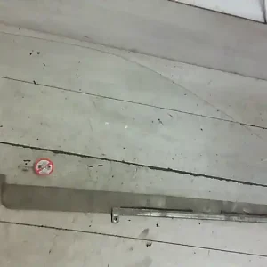 Szuper akció SUZUKI SWIFT 96-05 Jobb első ajtóüveg 5 ajtósbontott alkatrész