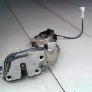 Végkiárusítás SUZUKI SWIFT 96-05 Jobb hátsó ajtó zárszerkezet központi záras központizárasbontott alkatrész