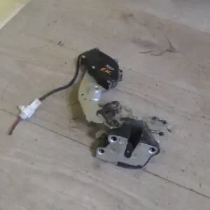 Vásárlói kedvenc SUZUKI SWIFT 96-05 Jobb hátsó ajtó zárszerkezet központi záras bontott alkatrész